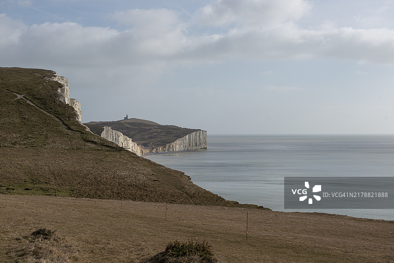 英格兰东萨塞克斯郡七姐妹悬崖和海景，蓝天白云图片素材