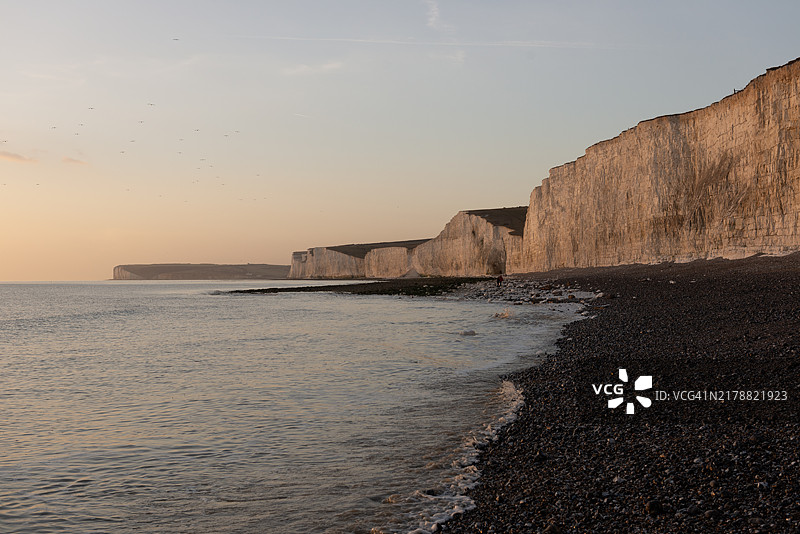 英格兰东萨塞克斯郡七姐妹悬崖和海景，蓝天白云图片素材