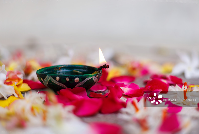 排灯节：灯节，花卉装饰上的油灯图片素材
