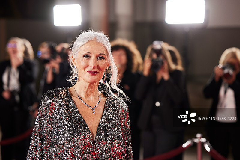 模特将视线从摄影师转移到她身后的相机图片素材