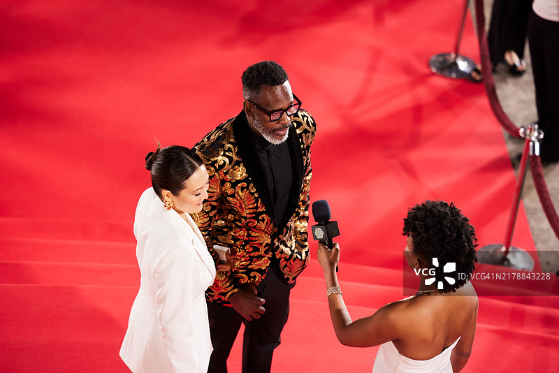 红毯活动上演员与狗仔队的高空视角图片素材