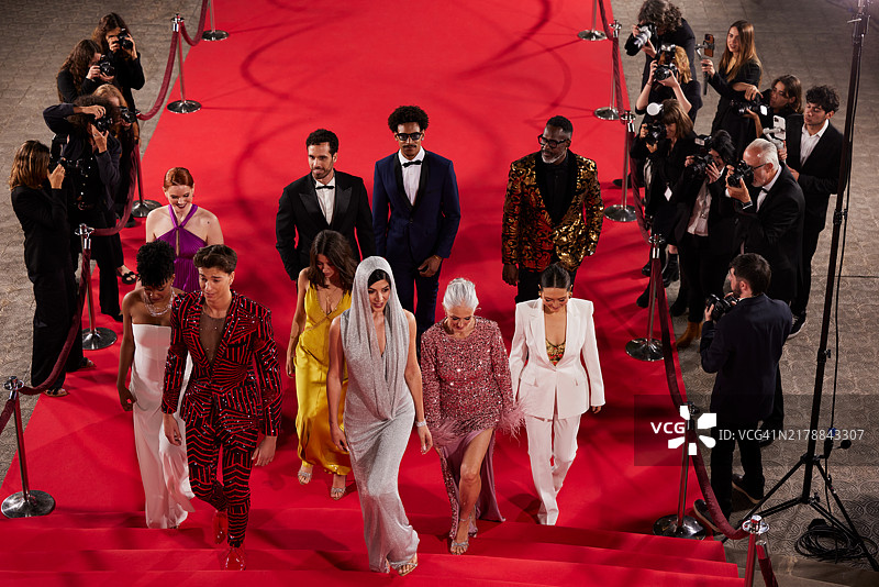 电影节首映礼上电影演员集体走红毯图片素材
