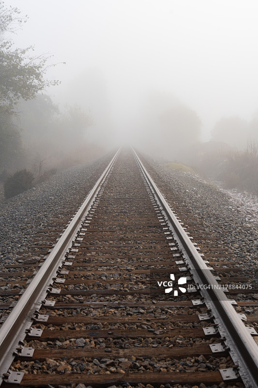 雾中的铁轨图片素材