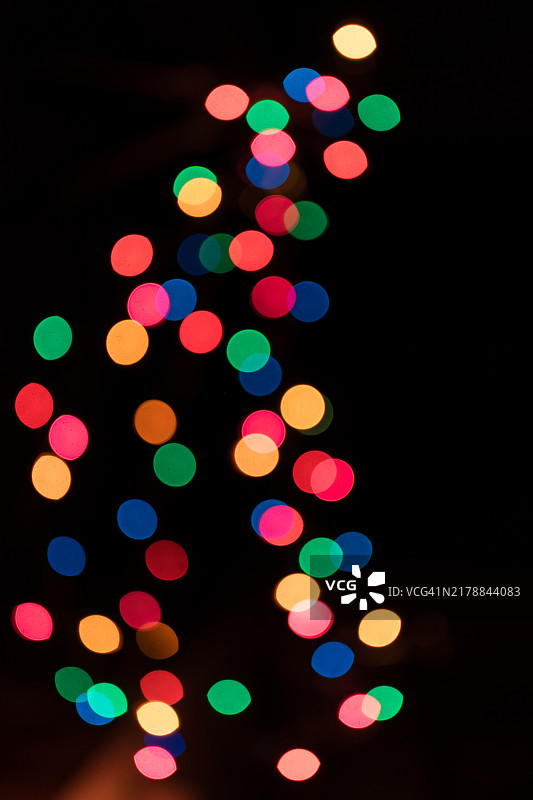 彩色圣诞树节日灯光散景图片素材