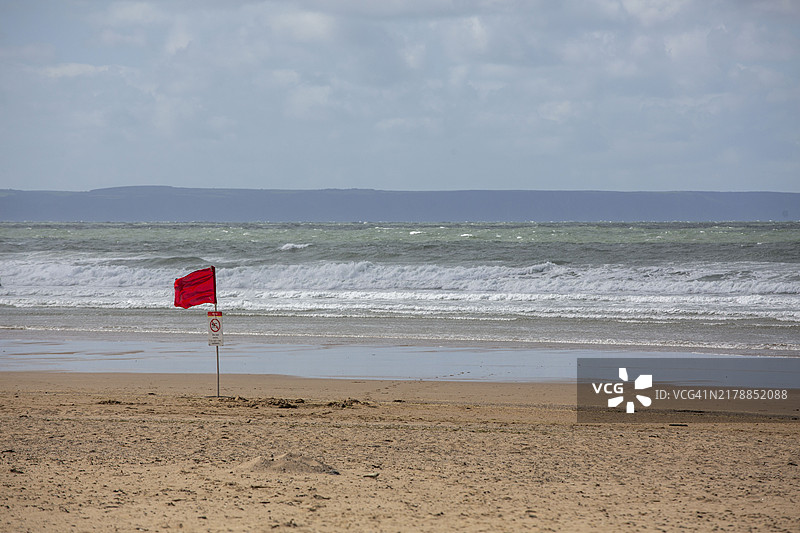 空旷的德文海滩上的红旗图片素材