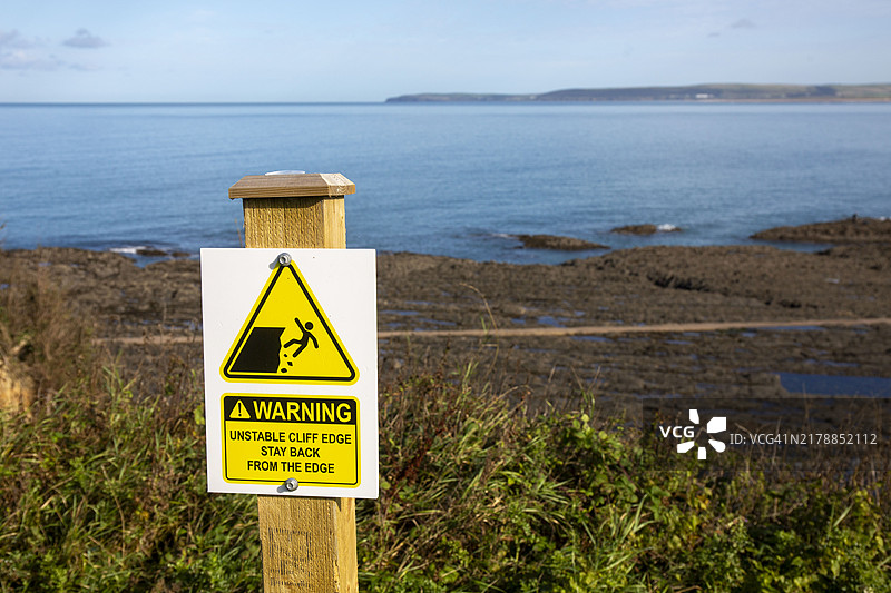 北德文郡海岸侵蚀导致悬崖不稳警告图片素材