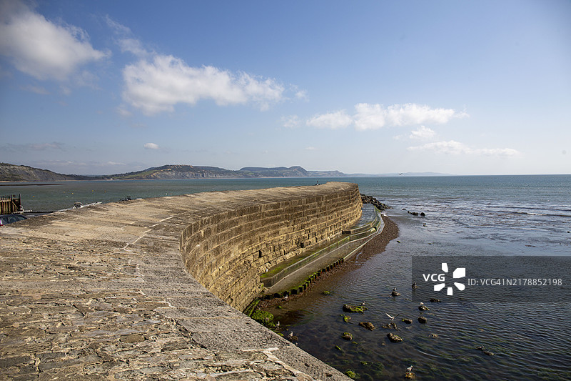 沿着莱姆里吉斯的科布堤坝眺望图片素材