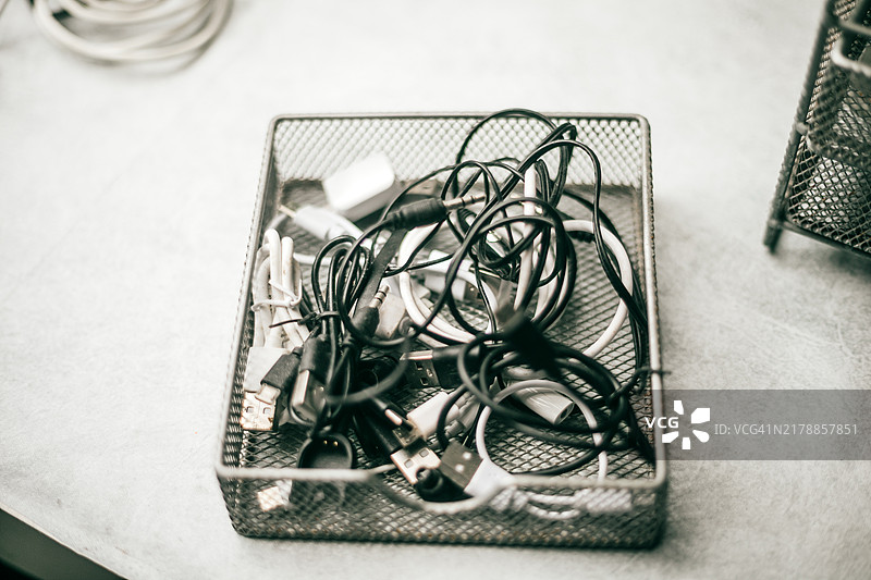 带USB数据线的适配器充电器图片素材