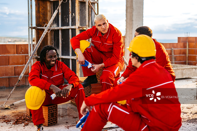 建筑工人在工地休息图片素材