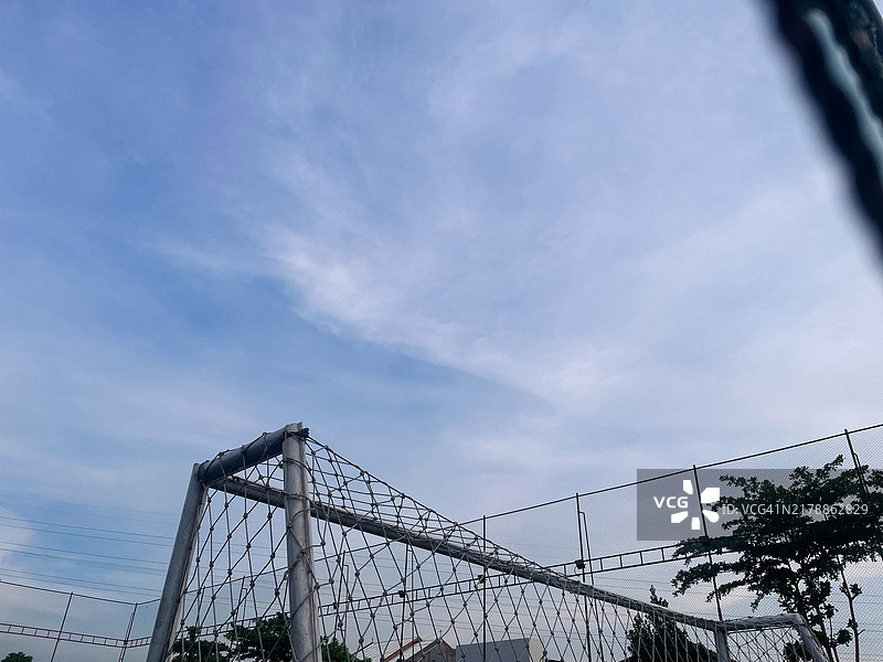 蓝天背景下的足球球网图片素材