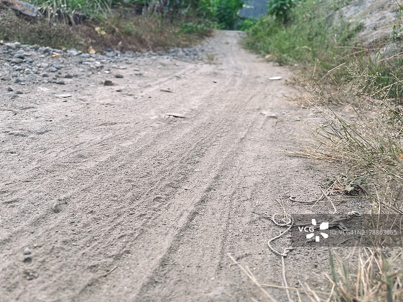 尘土飞扬的地面上的摩托车车轮印迹图片素材