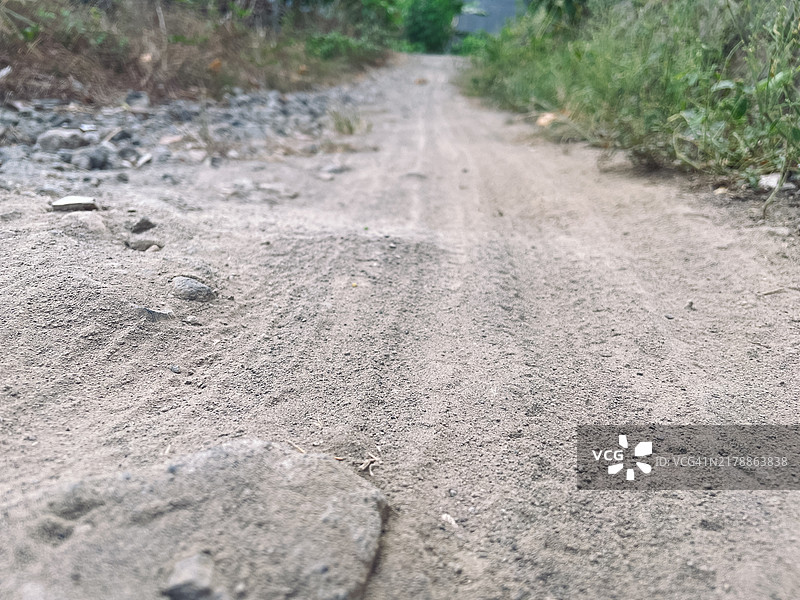 摩托车轮胎印在尘土飞扬的地面上图片素材