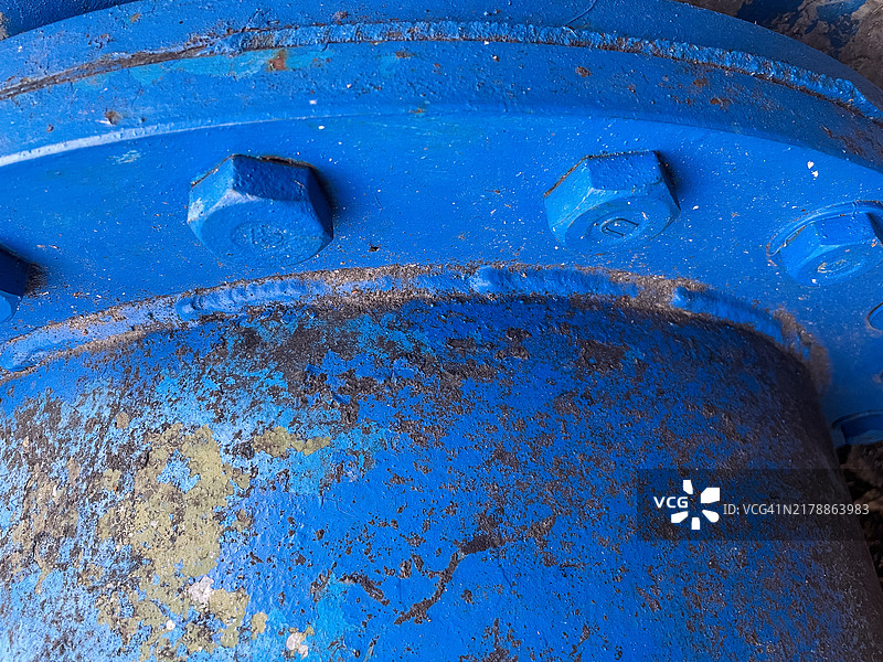 蓝色户外水管为居民输送清洁水图片素材