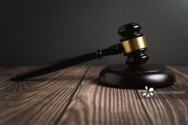 木桌上的法官 gavel图片素材