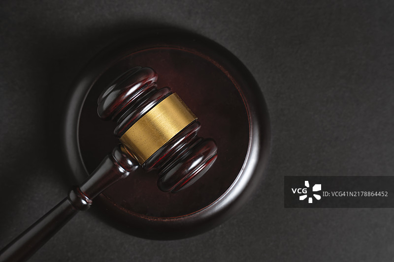 法官槌在响木上的特写图片素材