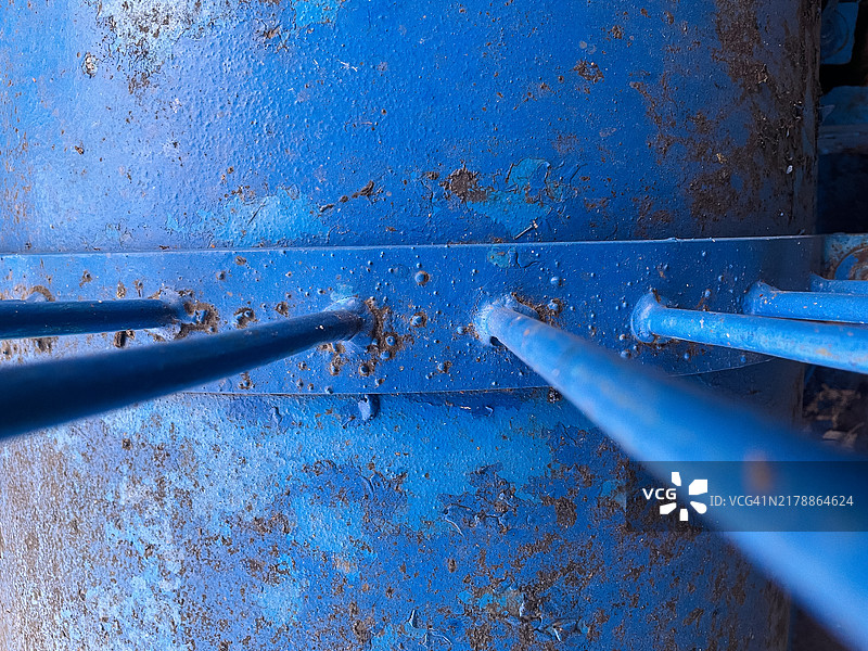 蓝色户外水管为居民输送清洁水图片素材