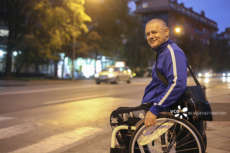 坐在轮椅上的男人图片素材