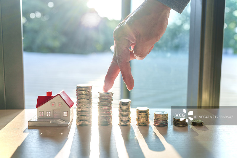 房屋概念：房屋储蓄、房屋销售、资金与房屋、商业与金融图片素材