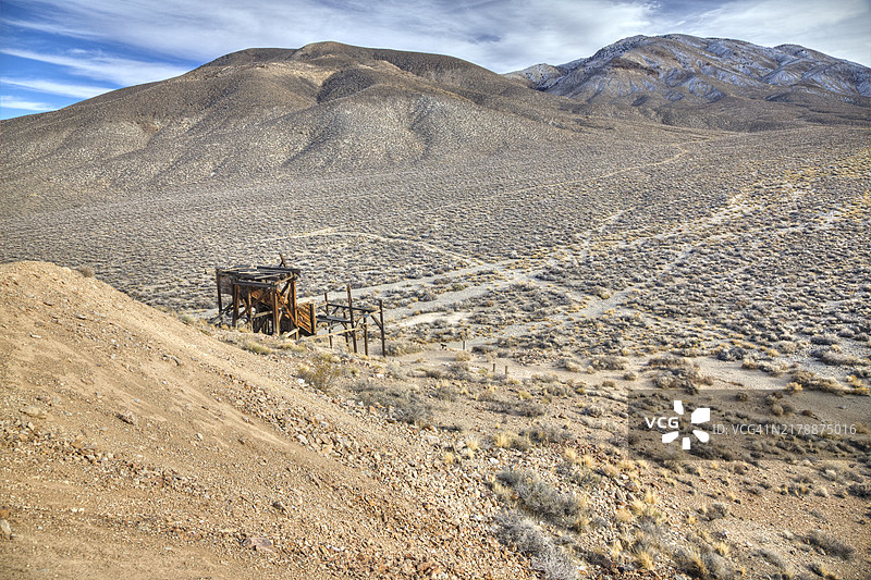 死亡谷沙漠和废弃矿场建筑图片素材