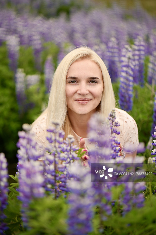 在冰岛的薰衣草田里的一位女性图片素材
