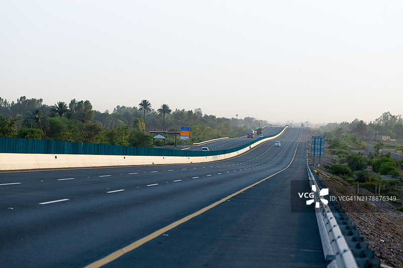 蜿蜒穿过乡村的高速公路图片素材