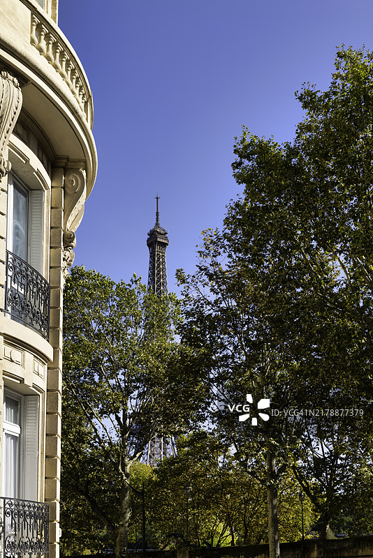 从比尔哈基姆桥看到的埃菲尔铁塔景色图片素材