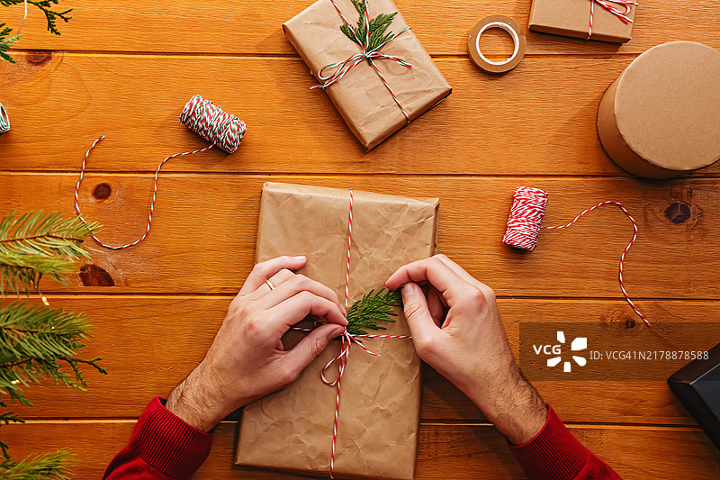 用棕色纸和麻绳包装的礼物，加利福尼亚州，美国图片素材