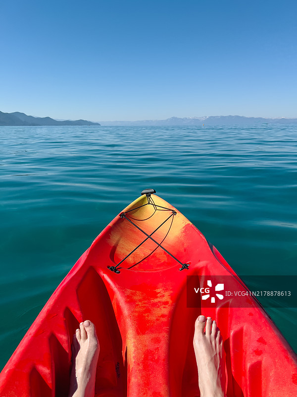 在宁静的湖面上划皮艇，湖水清澈湛蓝，地点：内华达州倾斜村，美国图片素材