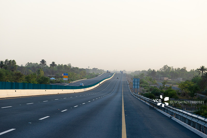 蜿蜒穿过乡村的高速公路图片素材