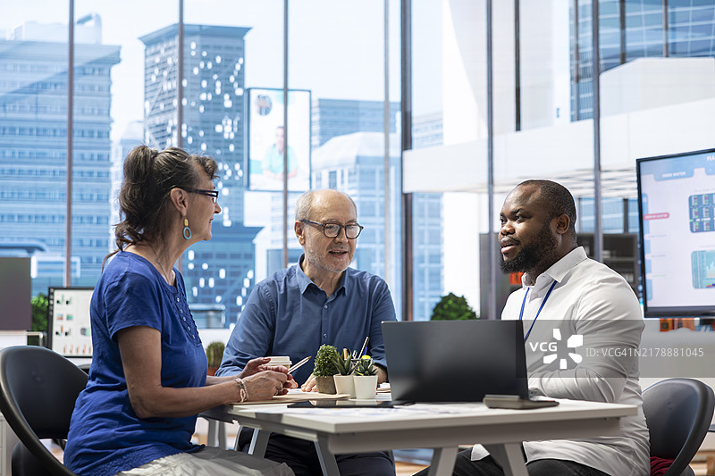 一对老年夫妇寻求专业的退休财务建议图片素材