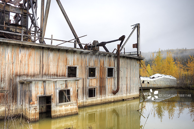 克朗代克淘金热时期挖泥船的腐烂遗骸图片素材