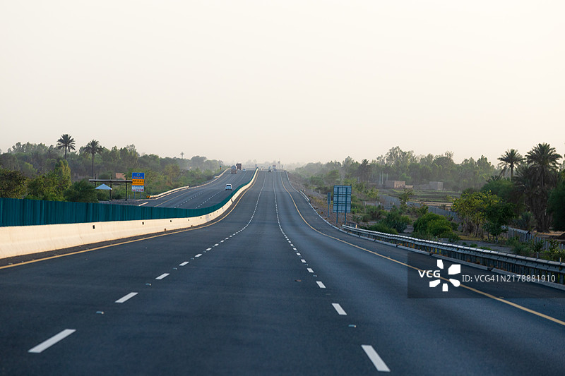 蜿蜒穿过乡村的高速公路图片素材