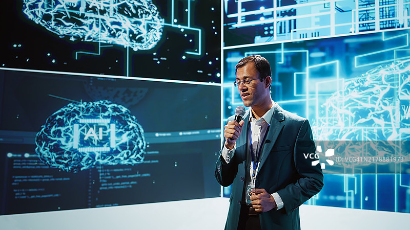 演讲者在科技会议上进行演示，探讨人工智能的应用图片素材