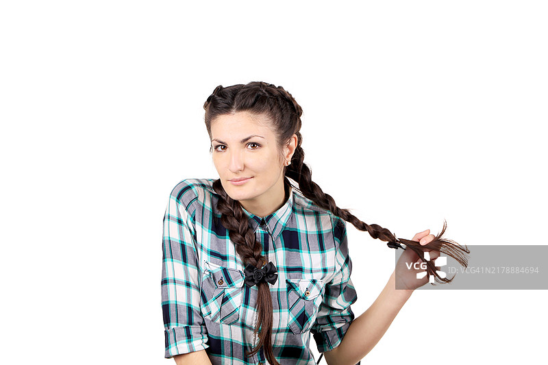 笑着的漂亮女孩，长发辫子图片素材