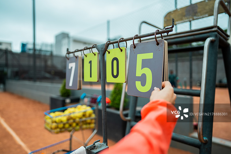 在网球场上更换记分牌的人图片素材