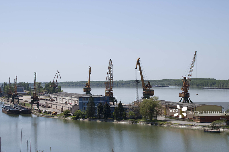 清澈天空下的河流全景图片素材