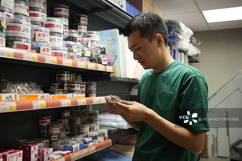 男子在商店购买办公用品图片素材