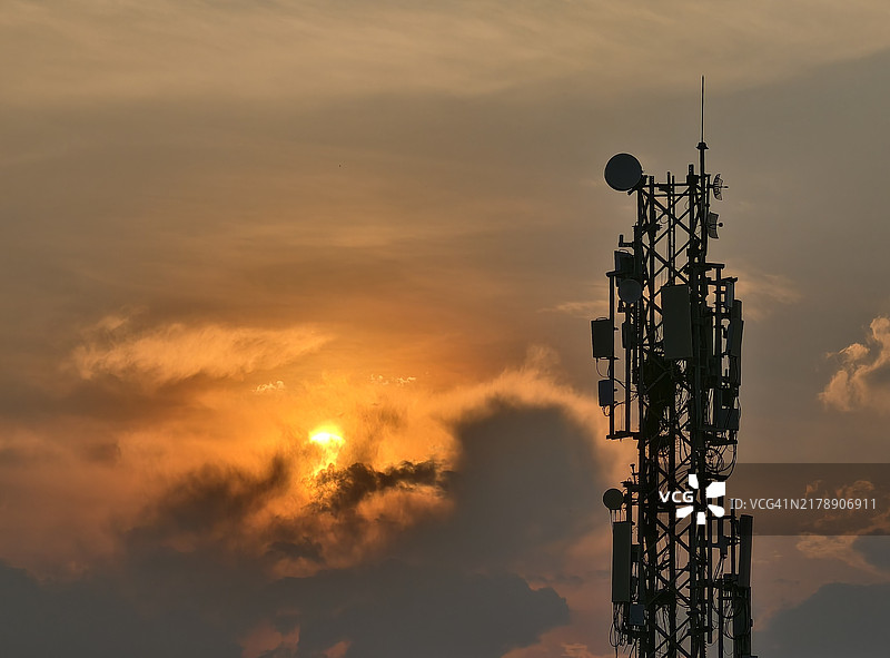 夕阳下的移动通信铁塔图片素材