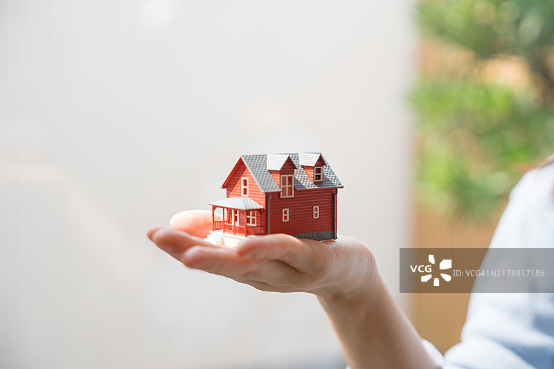 手持房屋图片素材