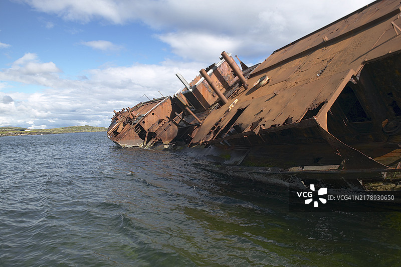 在浅水中向左倾斜的沉船图片素材