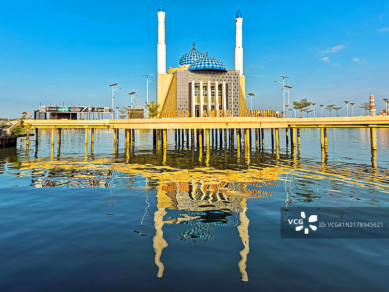 印度尼西亚苏拉威西省马卡萨的阿米鲁尔·穆克敏清真寺晨景及其倒影图片素材