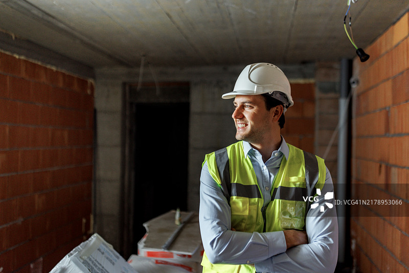 年轻帅气的男性建筑师在施工现场的肖像图片素材