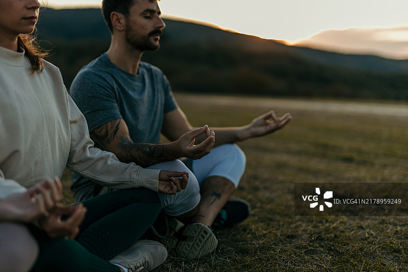 户外冥想的人群图片素材