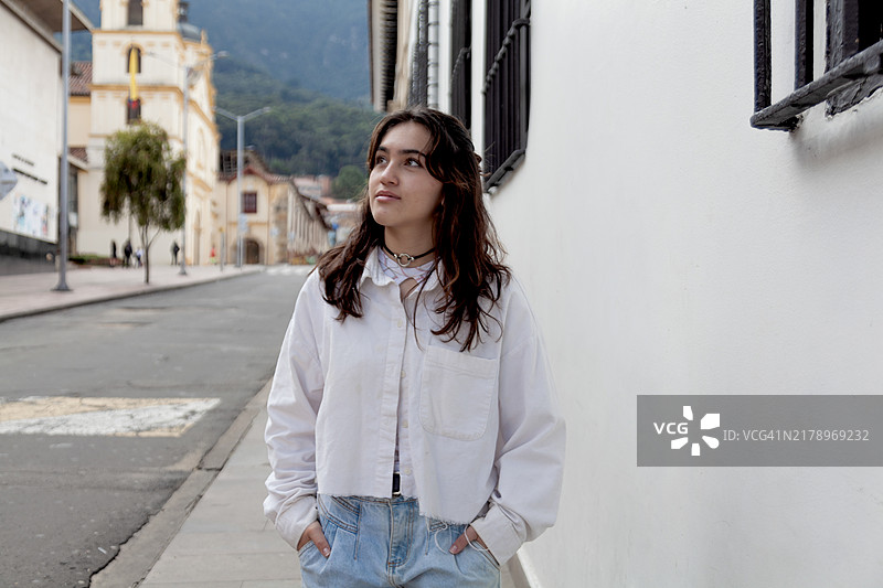 女孩在博哥塔的拉坎德拉里亚社区的早晨散步图片素材