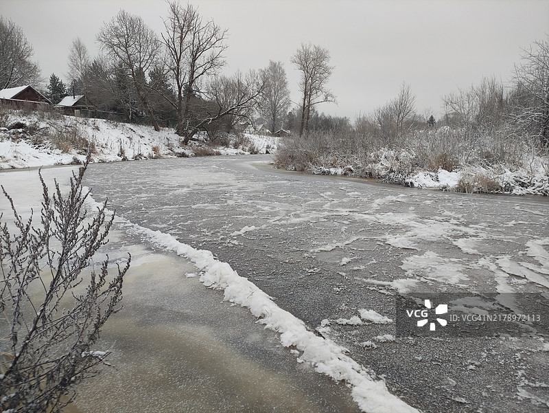 零度以下的河流缓慢冻结图片素材