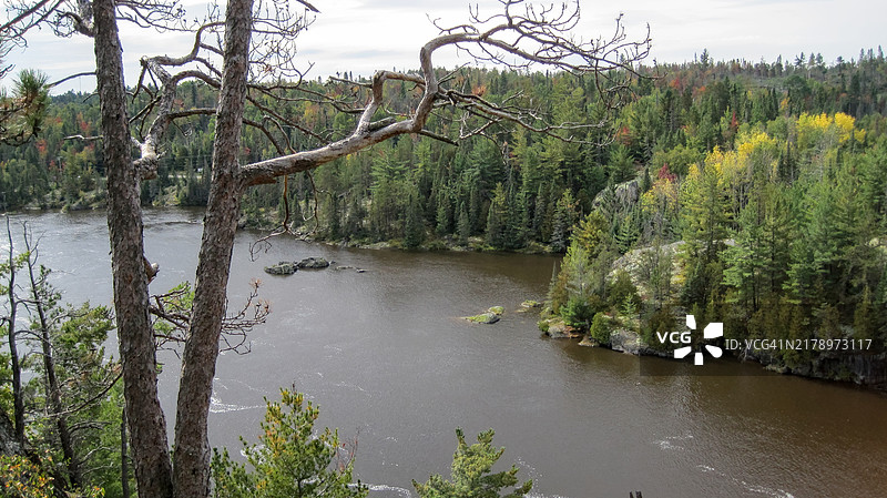 加拿大大卡卡赫湖森林湖泊的迷人景色图片素材
