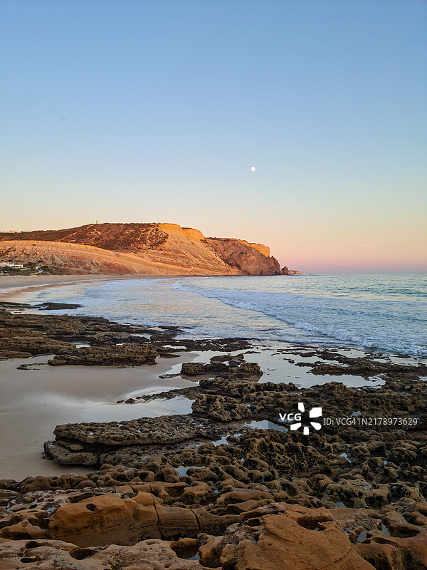 清澈天空下的海洋美景图片素材