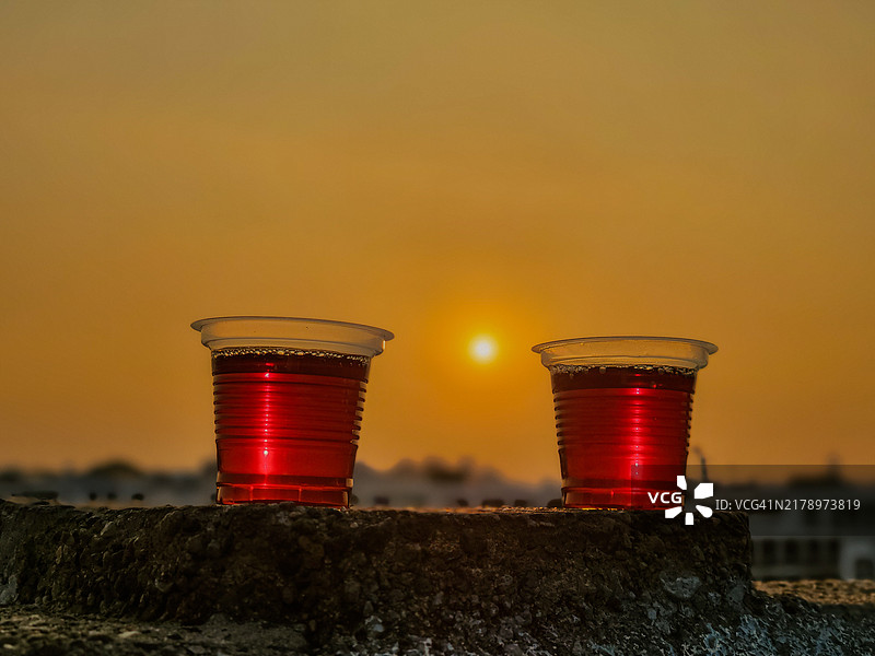 两杯树与虫子在天空中的天气图片素材