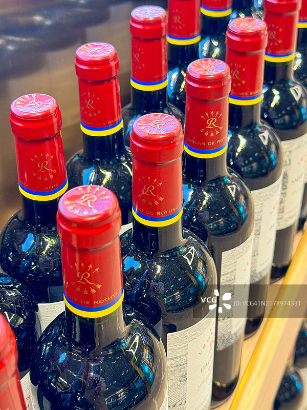 新加坡樟宜机场出售的葡萄酒瓶图片素材