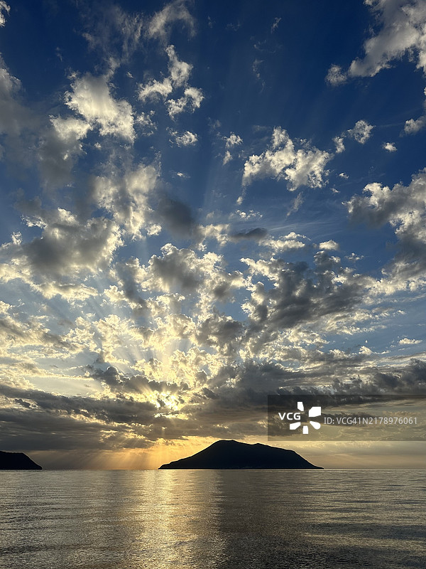 日落时分，西西里岛利帕里海岸的海洋与天空的美丽景色图片素材